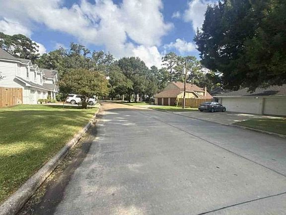 Exterior Neighborhood (street photo)
