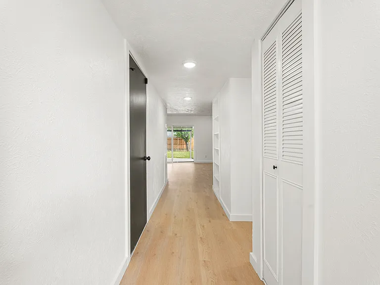 421 Parkvale Ln — Photo 24