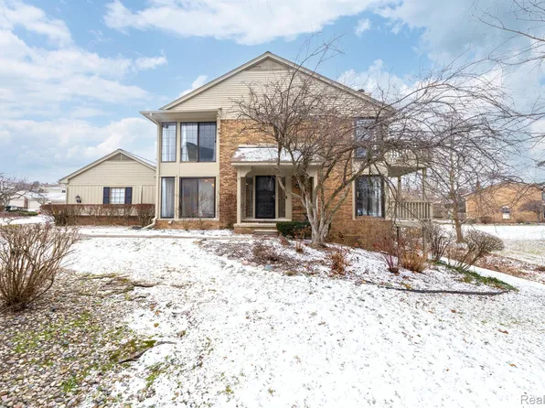 7237 Creeks Bend Dr, West Bloomfield, MI 48322