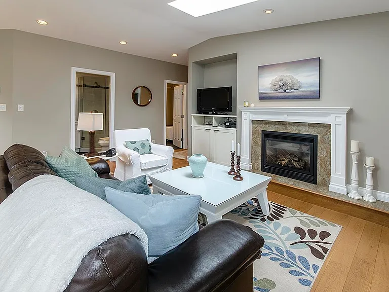 2233 Alden Ln — Photo 2