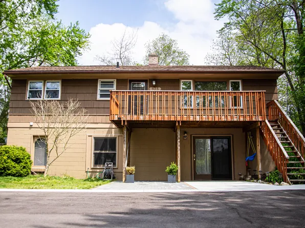 835 Bluffton St, Walled Lake, MI 48390