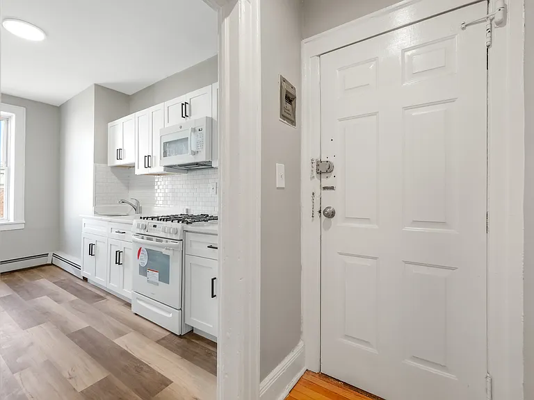 102 Genessee Ave — Photo 4
