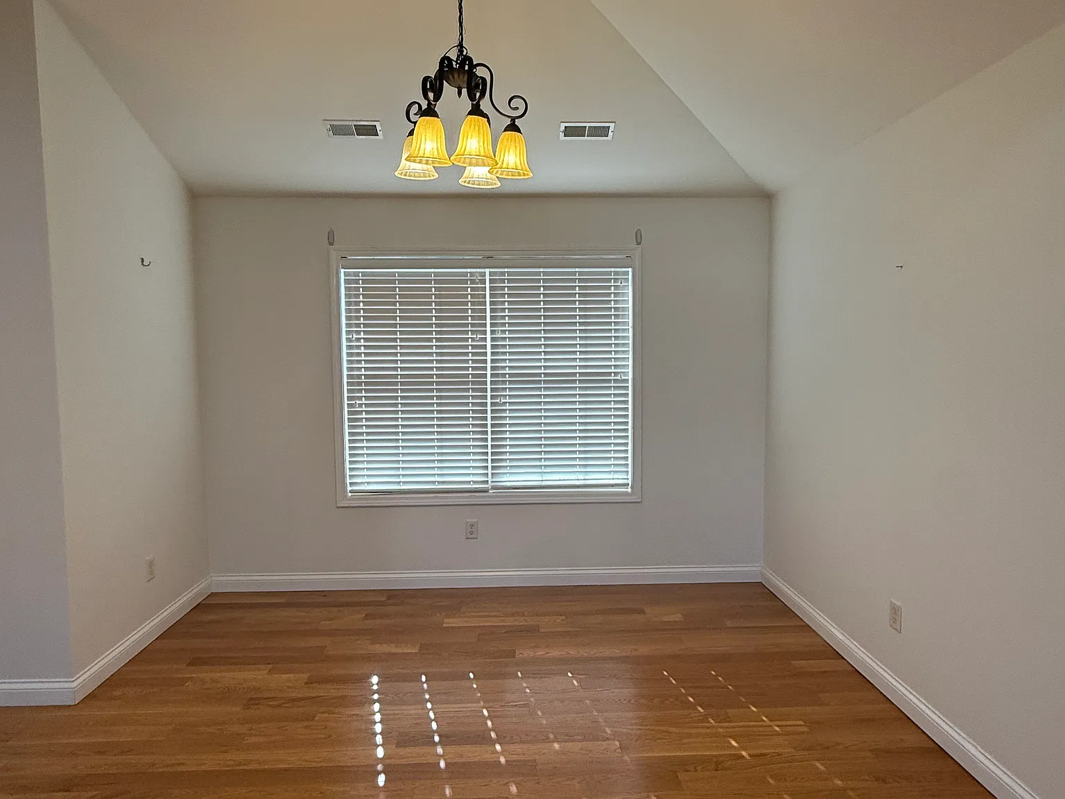 3 bed, 2.5 bath, 1850 sqft, $1,900 — Photo 4