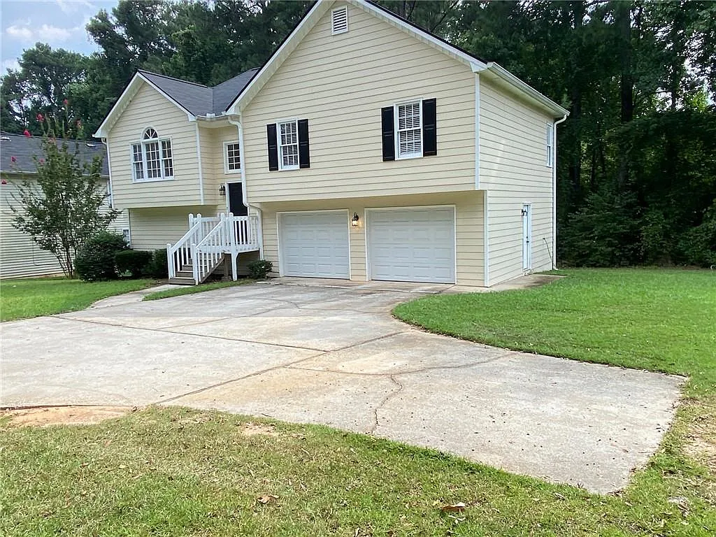 3 bed, 2.0 bath, 1256 sqft, $2,000 — Photo 2