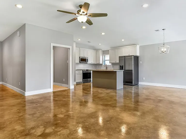 2205 N Hickory St — Photo 4