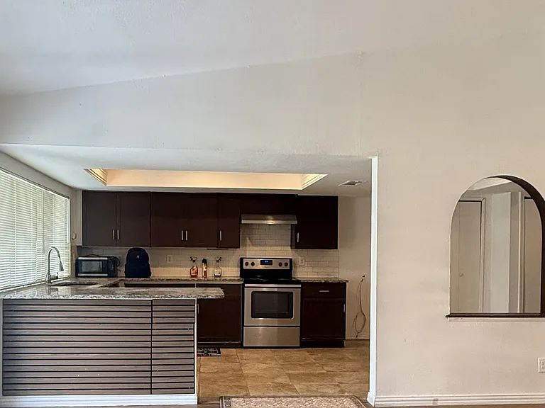 1228 Warwick Dr — Photo 2