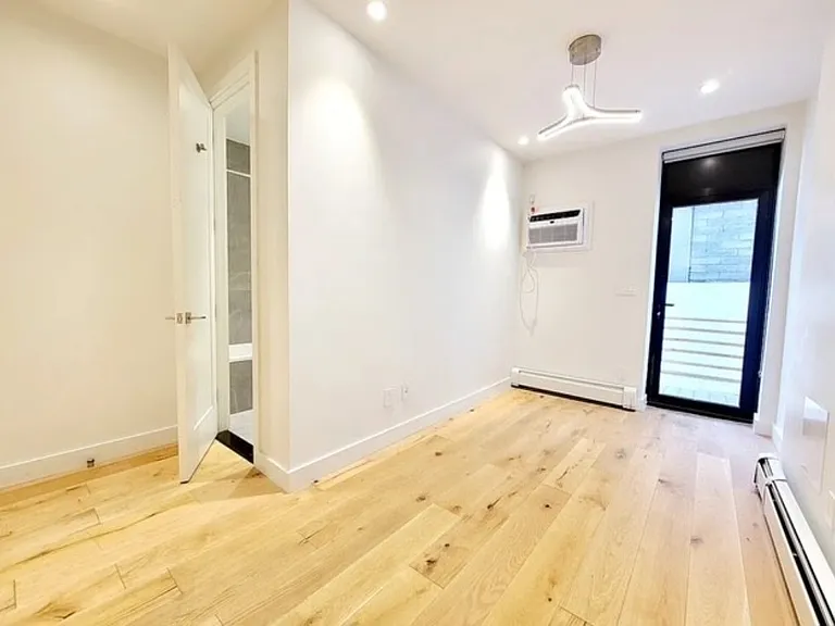 505 W 22nd St #1E — Photo 2
