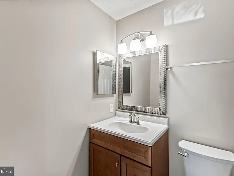2324 Kent Ct — Photo 18