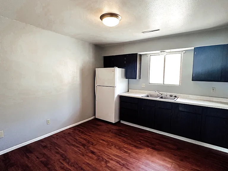 1627 W Maple St — Photo 5