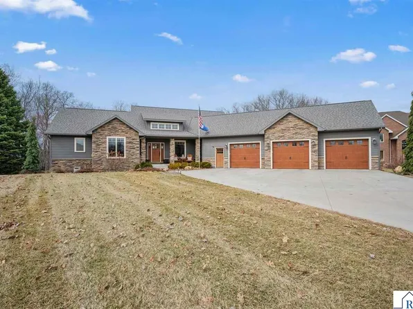 39 Deerwood Ct, North Mankato, MN 56003