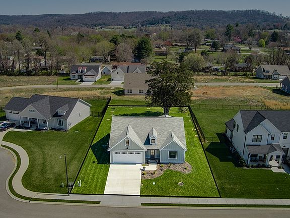 2nd image of 504 Bishop Ln