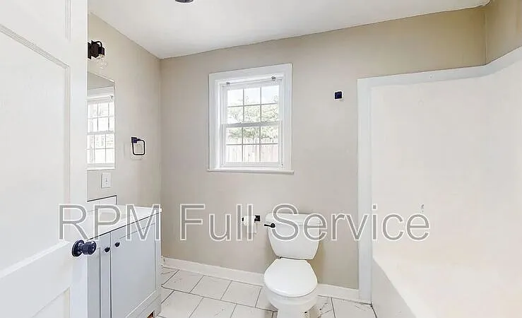 246 E Woodrow St — Photo 12