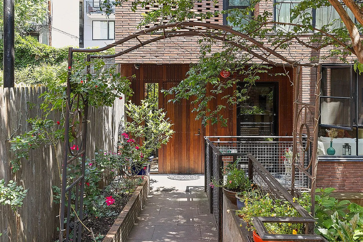 67 Dean St photo 1