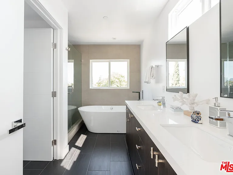 2512 Berkeley Ave — Photo 29