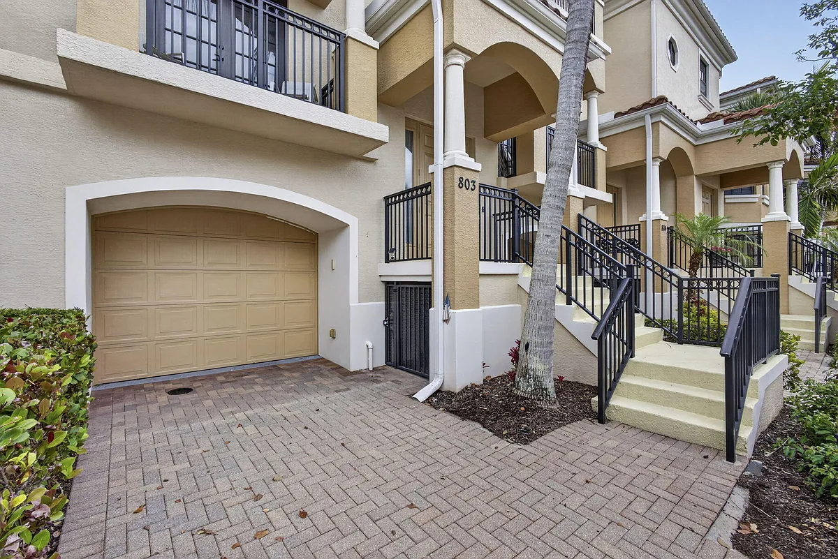 Building Photo - 803 Del Sol Cir