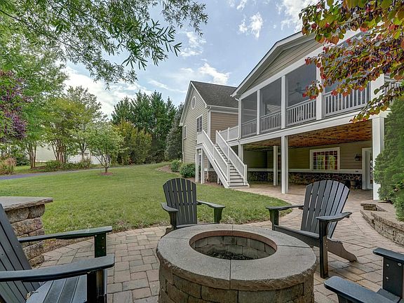 3rd image of 6532 Woodbourne Ln