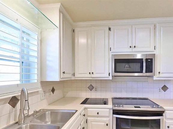 5th image of 3965 Bay Hill Dr
