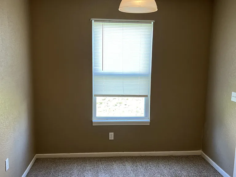 707 Elliott Ln — Photo 10
