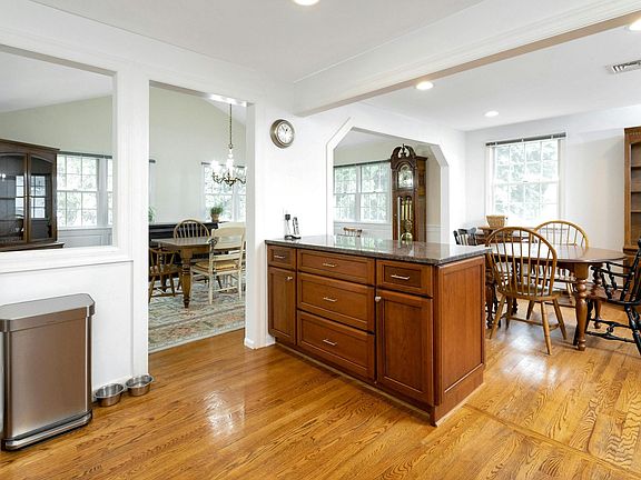 5th image of 71 Barmore Dr E