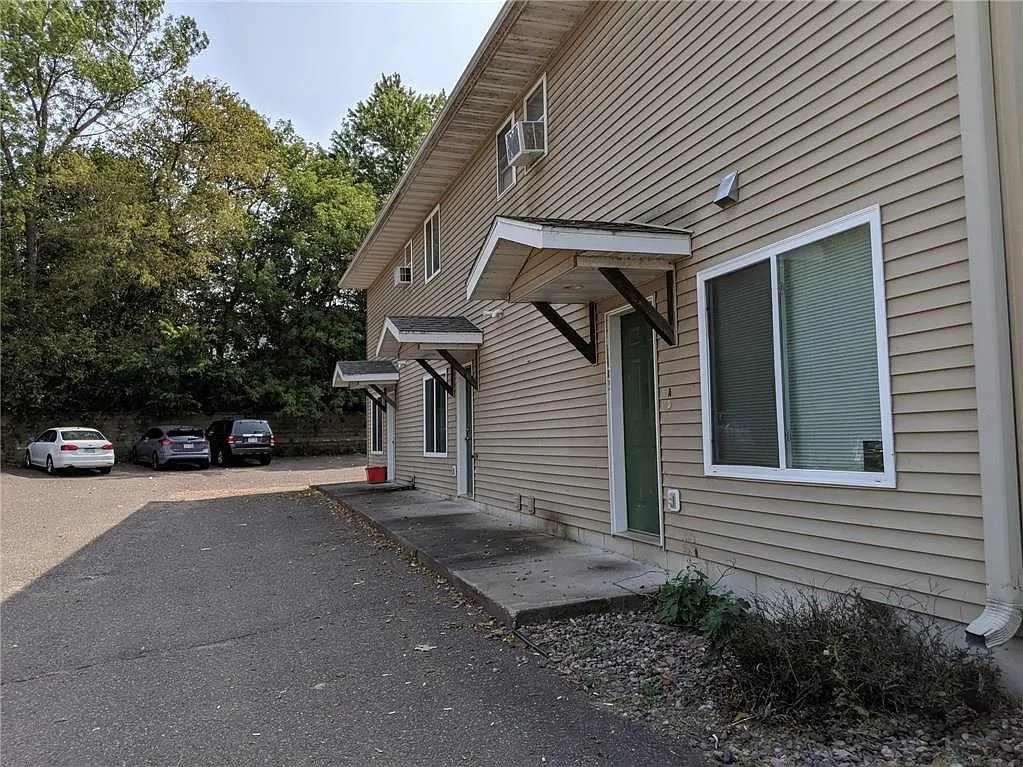 4 bed, 1000 sqft, $1,525 — Photo 1