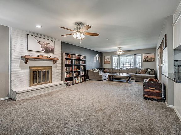3rd image of 1914 Elmhurst Dr