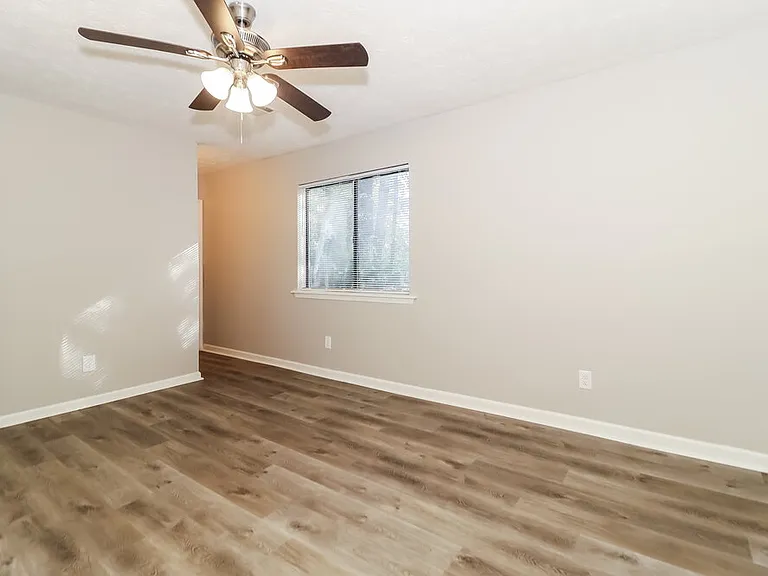 5427 Covent Way — Photo 3