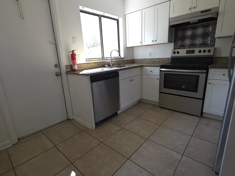 121 Garden Dr — Photo 3