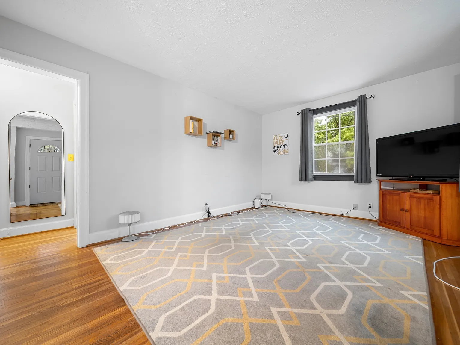 3 bed, 2.0 bath, 2358 sqft, $1,950 — Photo 3