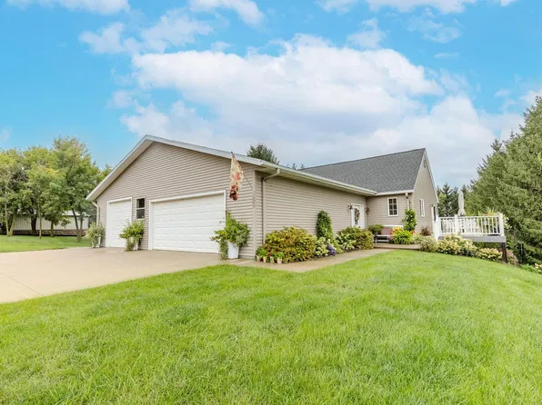 205 W 4th St, Lake Park, IA 51347