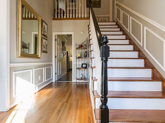 4th image of 307 Falls Ct