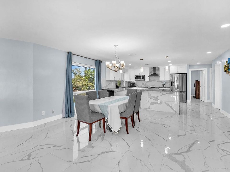 1st image of 4406 SW 37th Ave #0