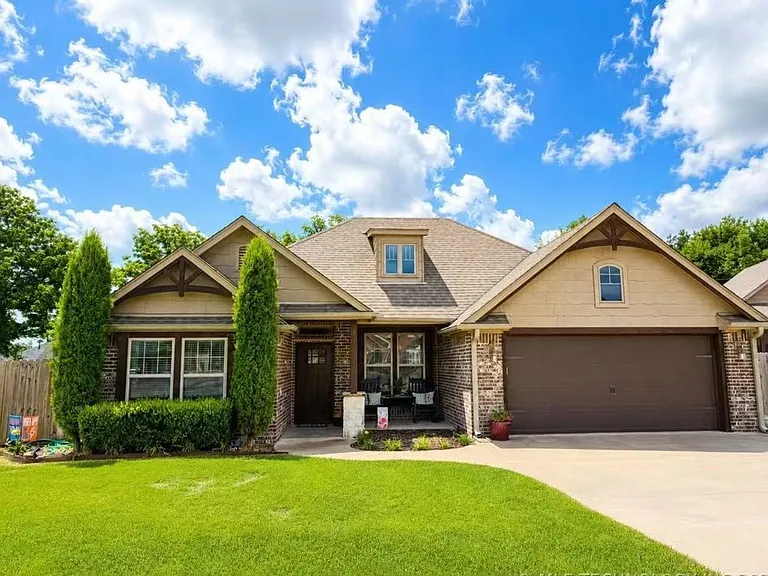 635 Meadows Cir — Photo 1