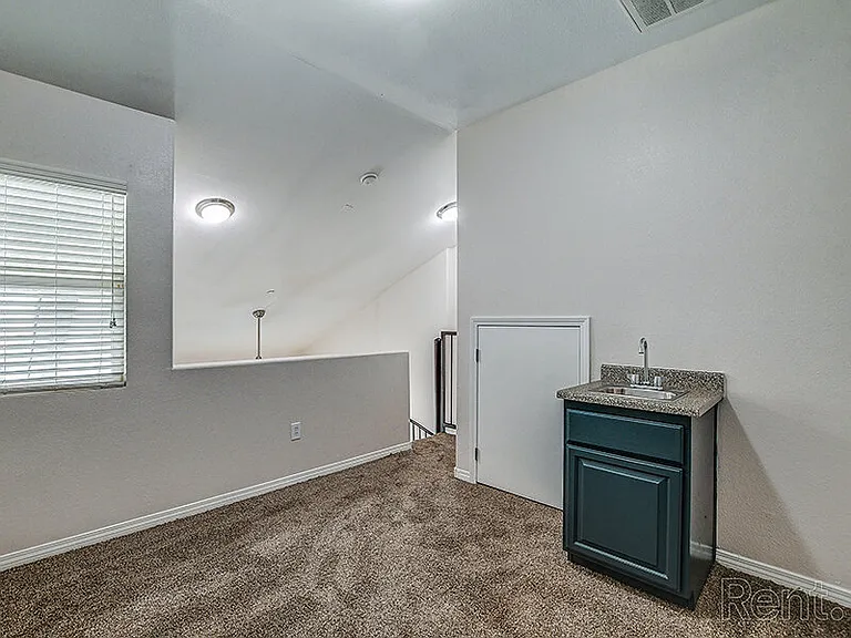 Fleetwood Apartments — Photo 16