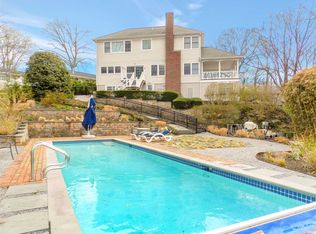 8 Carll Ct, Northport, NY 11768