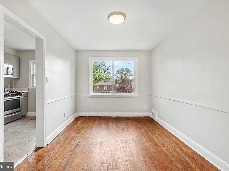 828 Saint Dunstans Rd — Photo 4
