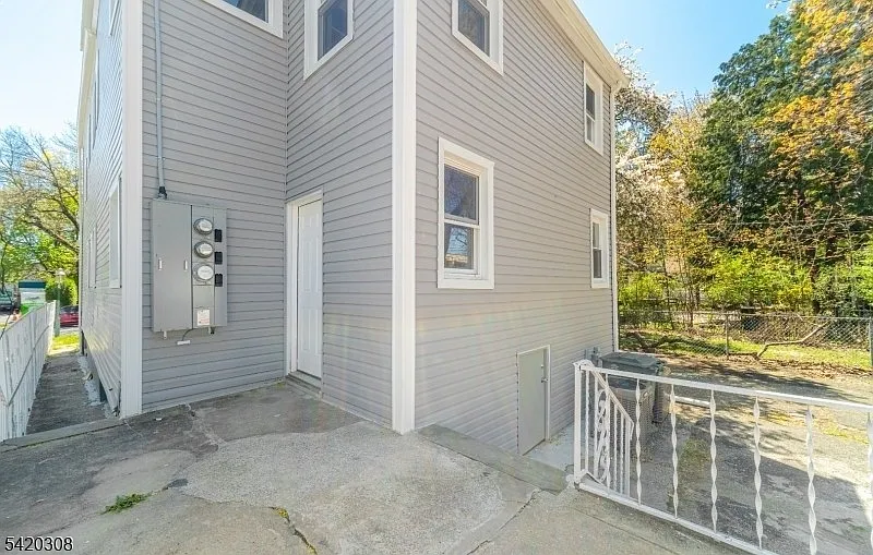 Building Photo - 155 Tichenor Ave #1