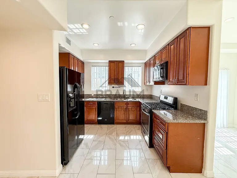 1423 Franklin St — Photo 9