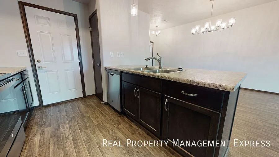 3 Bed, 2.5 Bath Townhome — Photo 4