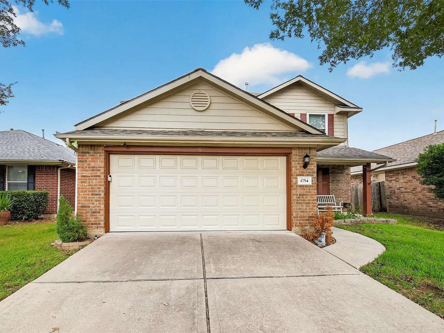 4 bed, 2.5 bath, 2205 sqft, $2,200 — Photo 2