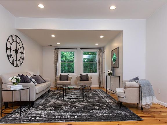 4th image of 181 Winsor Ave