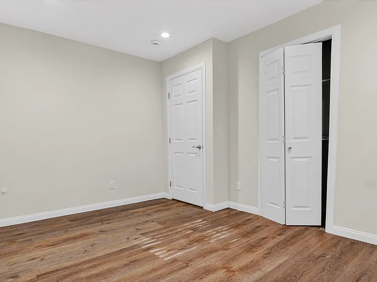 4711 Tyrone Ave — Photo 47