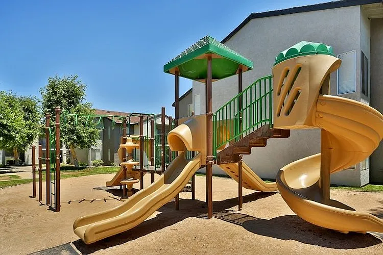 Town Square Apartments — Photo 2