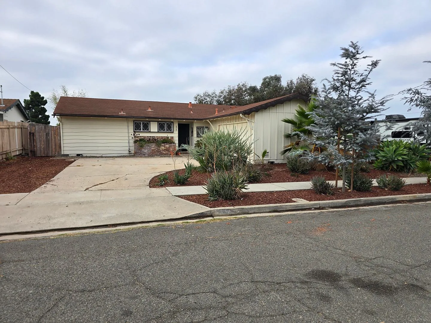 Clairemont 3-Bedroom, 2-Bath--Canyon lot — Photo 1