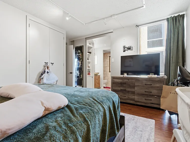 700 E 9th St #4M — Photo 7