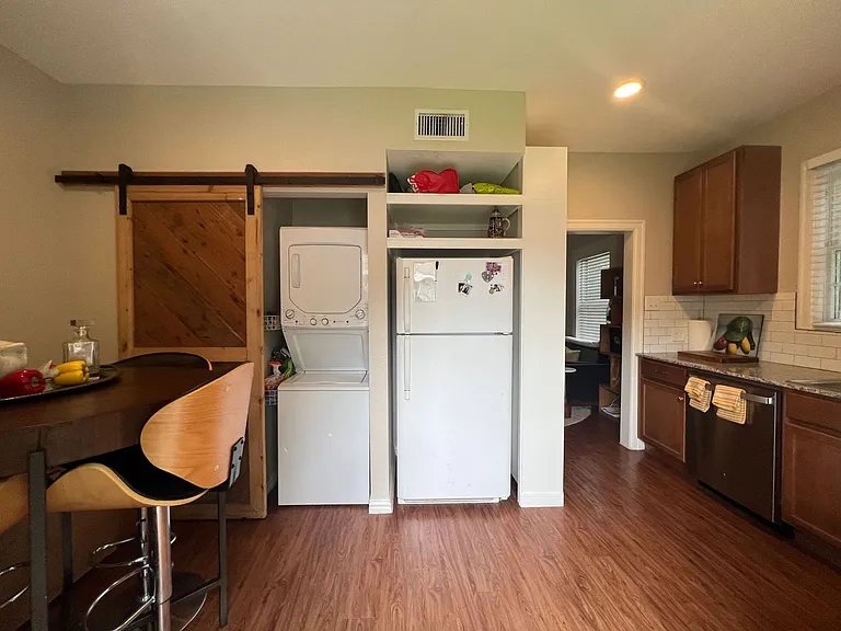 1406 Houston St — Photo 5
