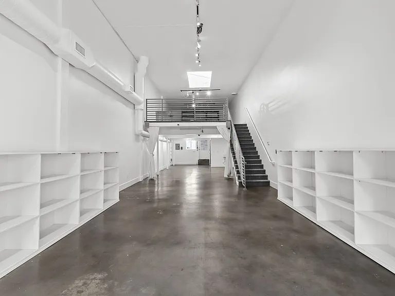 1050 S Fairfax Ave — Photo 14