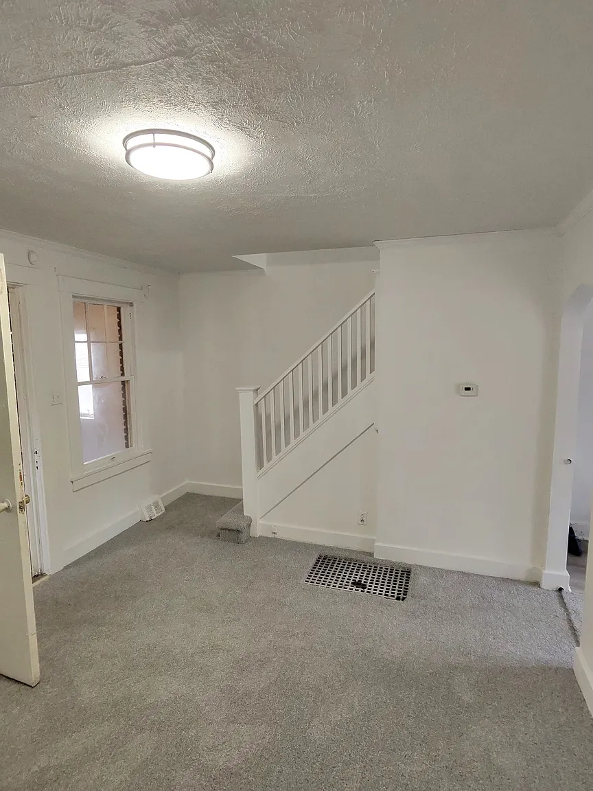 390 Ohio Ave photo 1