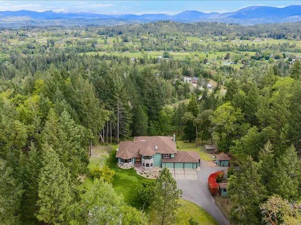 944 Sleepy Hollow Loop, Grants Pass, OR 97527