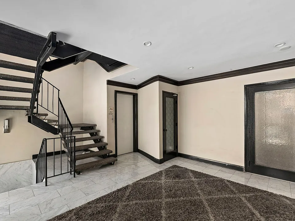 212 S Arnaz Dr