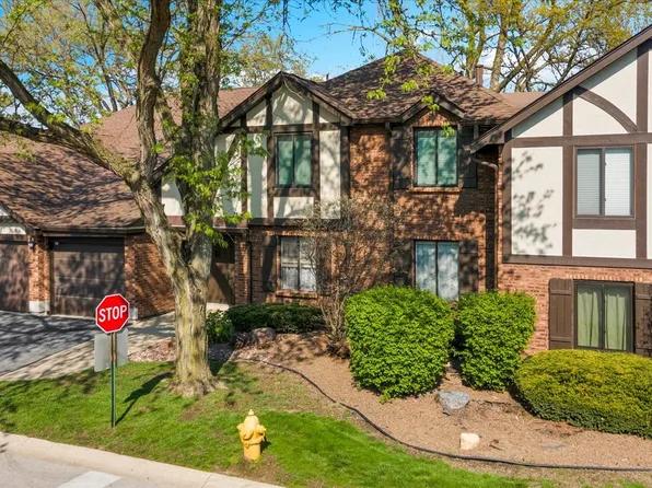 11301 Sycamore Ln #64B, Palos Hills, IL 60465